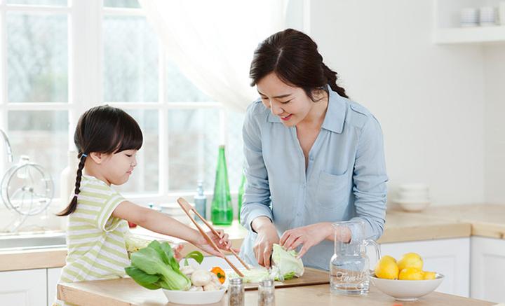 进博会第一批进口冷链食品展品运往“总仓”